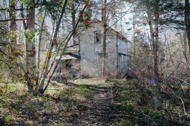 Det blå huset.jpg An old house in a forest landscape. Photo.