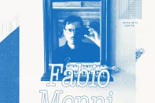 Fabio Monni takes a picture in a mirrow. Photo.