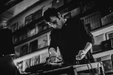 Stefanos Skialivas performing on a computer. Photo.