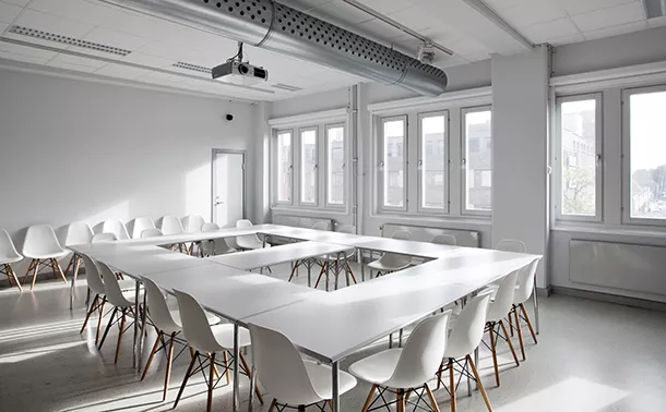 View into the seminar room from the right. Photo.
